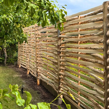 Hazelaar vlechtschermen geplaatst in de achtertuin voor meer privacy en bescherming - Natuurhout