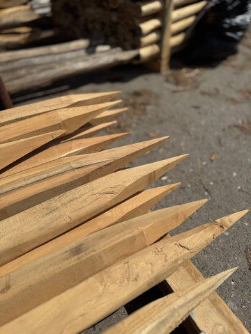 Gezaagde robinia palen - Natuurhout